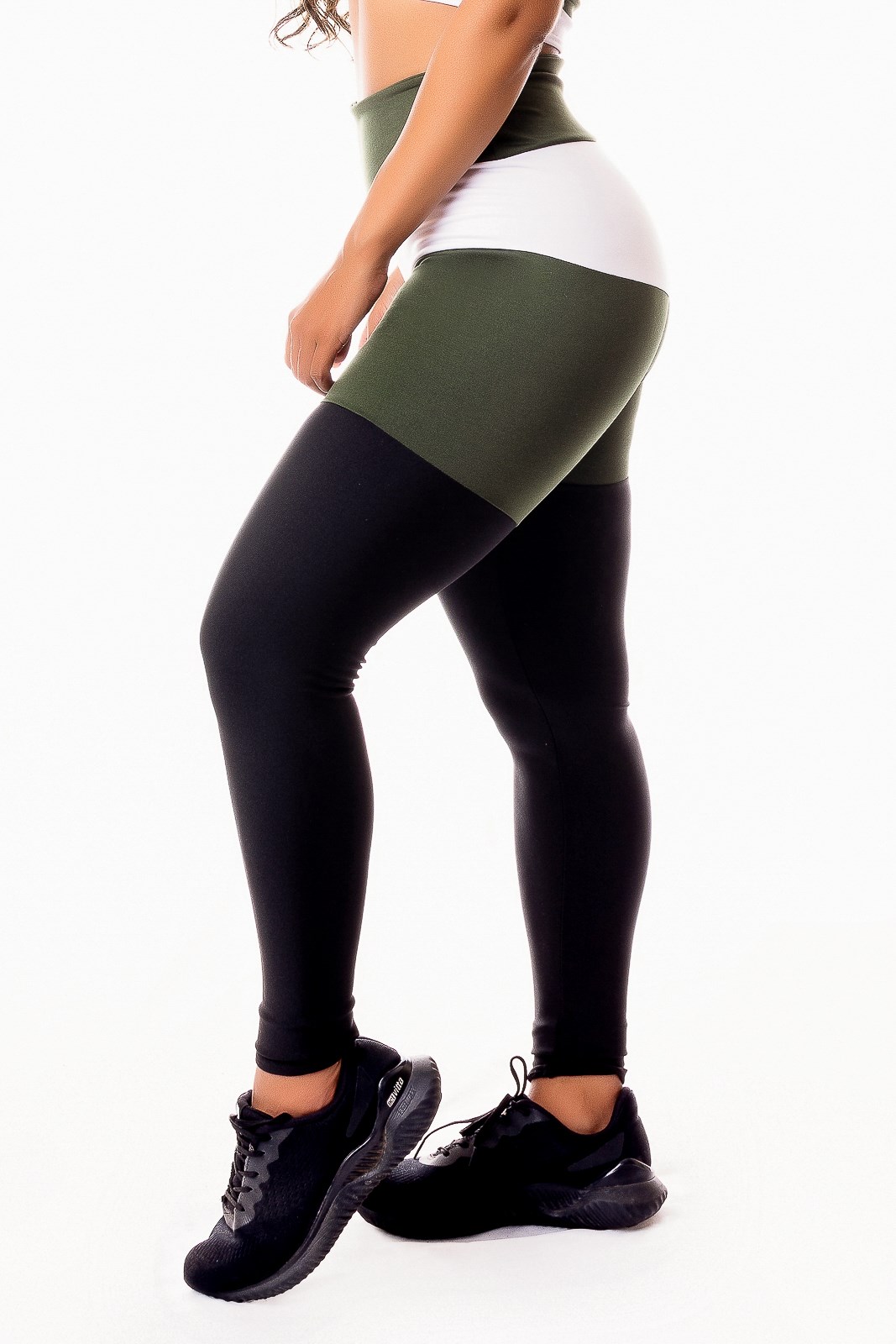 Conjunto Fitness Feminino Calça Legging Levanta Bumbum Preta com Verde  Militar e Branco Cintura Alta e Cropped Alcinha Academia REF: CSV17